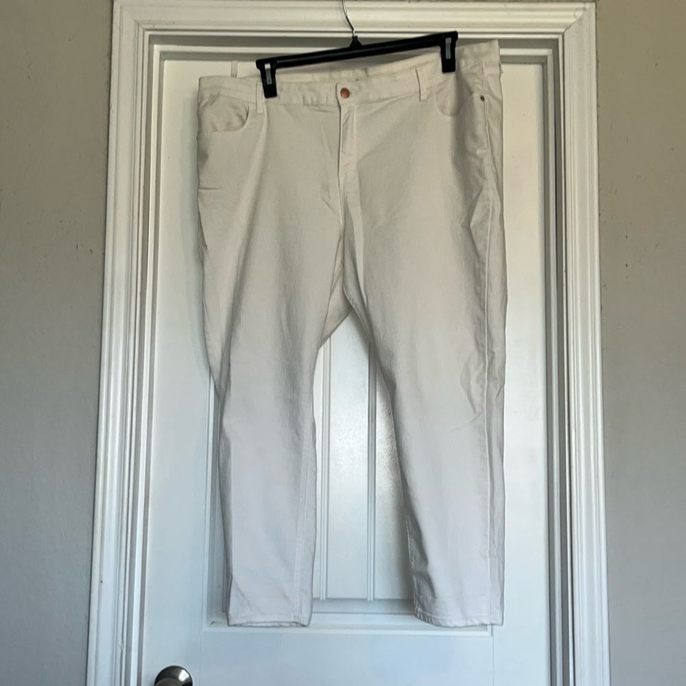 White Old Navy Cropped Jeans. Size 20.